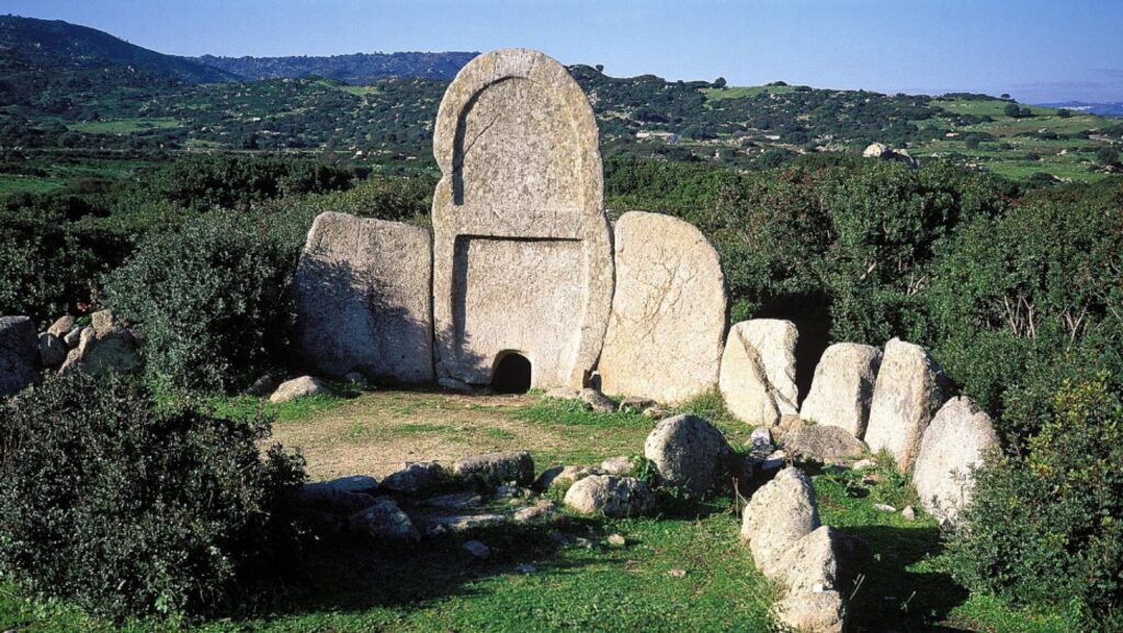 La Sardegna come campo energetico naturale tomba dei giganti