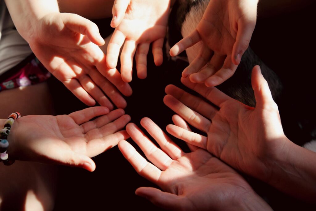 Mani aperte unite in cerchio, gruppo in lavoro spirituale
