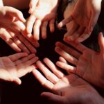 Home Mani aperte unite in cerchio, gruppo in lavoro spirituale