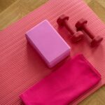 Home Campana tibetana tenuta tra le mani durante una meditazione a Olbia