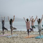 Home Gruppo in pratica yoga all'alba sulla spiaggia del Poetto a Cagliari