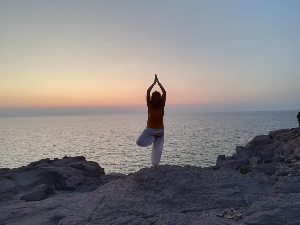 vacanza yoga e mare in sardegna: dal 22 al 29 agosto un'esperienza rigenerante