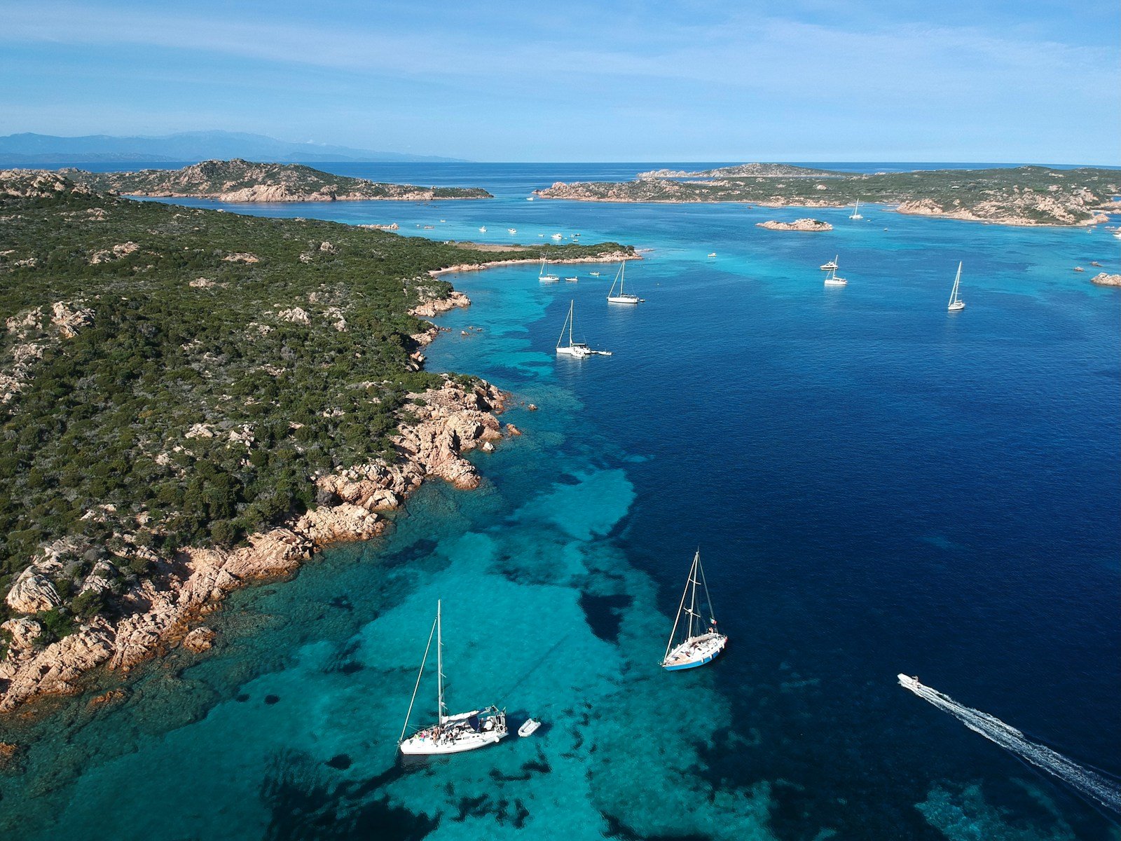 mare e yoga in sardegna: il ritiro che coniuga movimento e consapevolezza